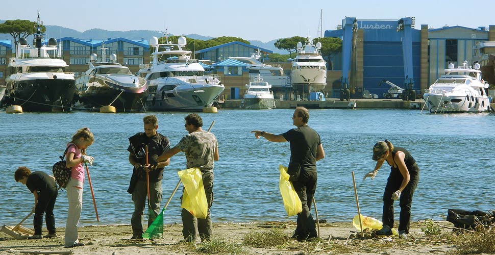 Volontari Lipu al lavoro in spiaggia